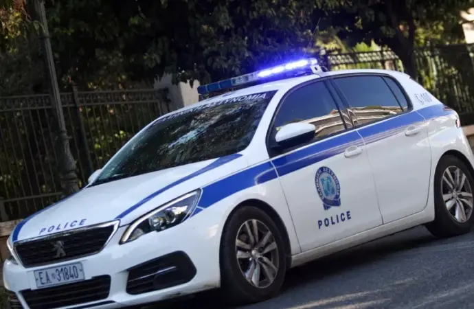 Τρεις νεαροί επιτέθηκαν σε 64χρονη στο Μαρούσι και της άρπαξαν την αλυσίδα από τον λαιμό