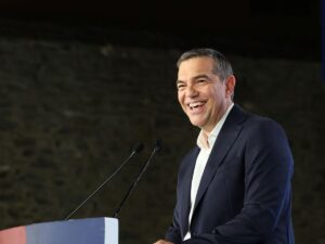 Ο Τσίπρας «μπαίνει στο παρκέ» για την ομάδα της ΕΛ.ΑΣ. και βρίσκει τον Κορωνιό ως σουτέρ