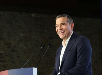 Ο Τσίπρας «μπαίνει στο παρκέ» για την ομάδα της ΕΛ.ΑΣ. και βρίσκει τον Κορωνιό ως σουτέρ