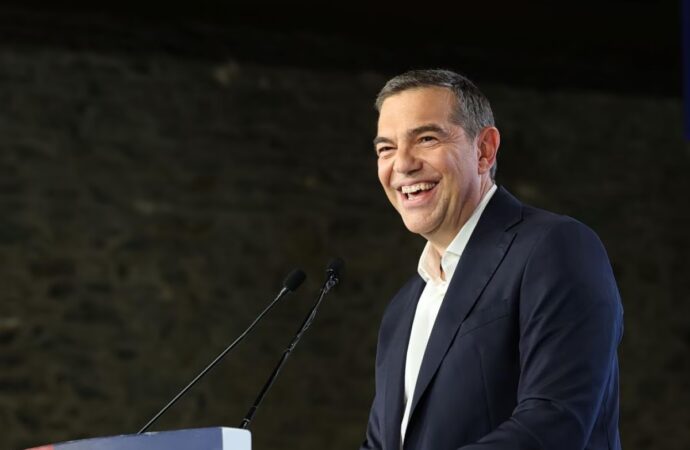 Ο Τσίπρας «μπαίνει στο παρκέ» για την ομάδα της ΕΛ.ΑΣ. και βρίσκει τον Κορωνιό ως σουτέρ