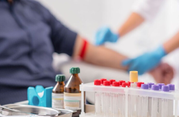 Πρέπει να διακόπτουμε τη νηστεία πριν από τις αιματολογικές εξετάσεις; Τι δείχνει νέα έρευνα