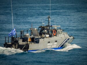 Σαλαμίνα: Προσάραξε το Neptune Ethos – Στο σημείο τρία ρυμουλκά