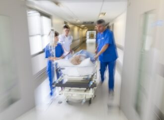 Υποστελέχωση στα νοσοκομεία: Κίνδυνος να κλείσουν τμήματα και μονάδες