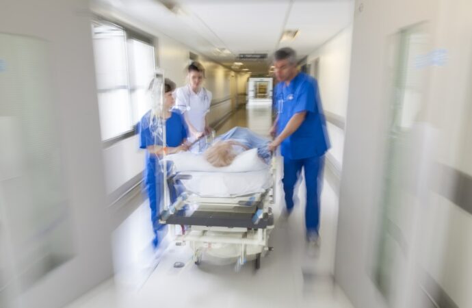 Υποστελέχωση στα νοσοκομεία: Κίνδυνος να κλείσουν τμήματα και μονάδες