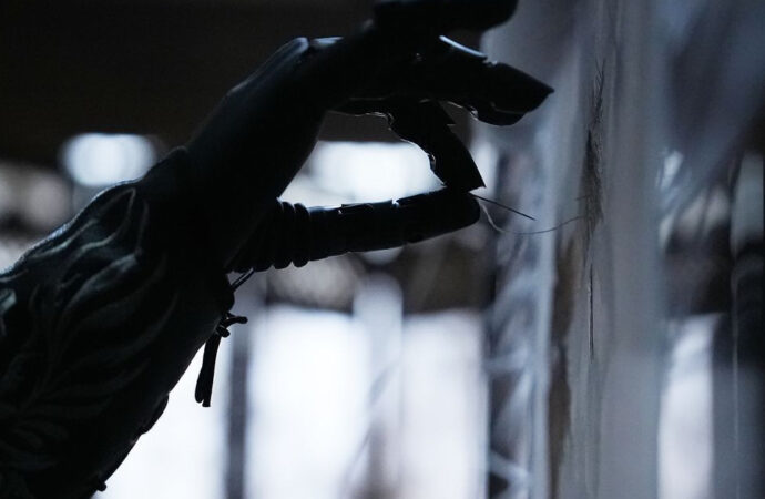 Ρομποτικό χέρι μαθαίνει παραδοσιακό μεταξωτό κέντημα με ακρίβεια κλάσματος του χιλιοστού