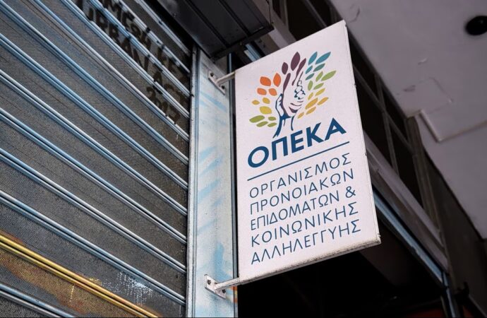 Τσεκούρι στα κοινωνικά επιδόματα: Κατακόρυφη μείωση δικαιούχων και δαπανών
