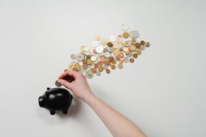 Ένας στους τρεις Ευρωπαίους άνω των 55 παραμένει «δεμένος» στο μεροκάματο – Τι ισχύει στην Ελλάδα