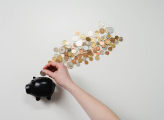 Ένας στους τρεις Ευρωπαίους άνω των 55 παραμένει «δεμένος» στο μεροκάματο – Τι ισχύει στην Ελλάδα