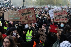 Gen Z στα όριά της: Τι βγάζει τους νέους στον δρόμο από τη Γαλλία μέχρι την Ινδία και ποιο είναι το «αυτονόητο» που διεκδικούν
