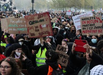 Gen Z στα όριά της: Τι βγάζει τους νέους στον δρόμο από τη Γαλλία μέχρι την Ινδία και ποιο είναι το «αυτονόητο» που διεκδικούν