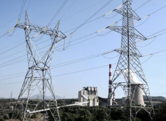 «Φωτιά» οι τιμές στο ηλεκτρικό ρεύμα: Τι δείχνει ανάλυση της ΡΑΑΕΥ για σταθερά και κυμαινόμενα τιμολόγια