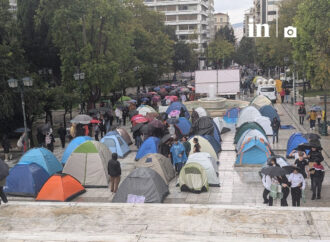 Αθήνα: Φοιτητές στήνουν σκηνές στο Σύνταγμα, από τα αμφιθέατρα στο πεζοδρόμιο