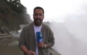 Ισπανία: Πελώριο κύμα αιφνιδίασε και «κατάπιε» τηλεοπτικό συνεργείο σε ζωντανή μετάδοση