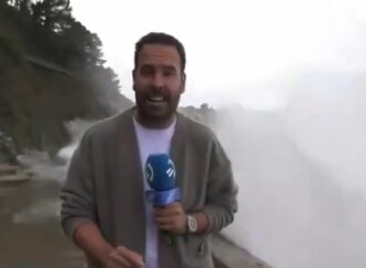 Ισπανία: Πελώριο κύμα αιφνιδίασε και «κατάπιε» τηλεοπτικό συνεργείο σε ζωντανή μετάδοση
