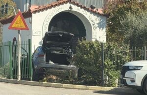Γλυφάδα: ΙΧ ξέφυγε από την πορεία του και κατέληξε μέσα σε εκκλησία στη λεωφόρο Βουλιαγμένης
