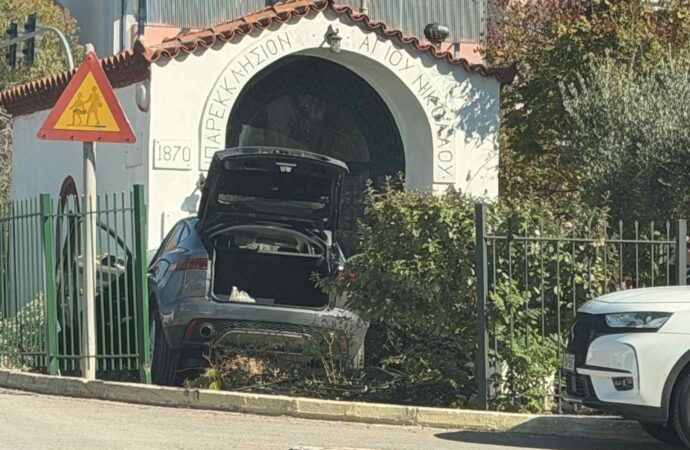 Γλυφάδα: ΙΧ ξέφυγε από την πορεία του και κατέληξε μέσα σε εκκλησία στη λεωφόρο Βουλιαγμένης