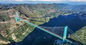 Η γέφυρα-κολοσσός στο Huajiang Grand Canyon γίνεται το νέο κορυφαίο τουριστικό αξιοθέατο