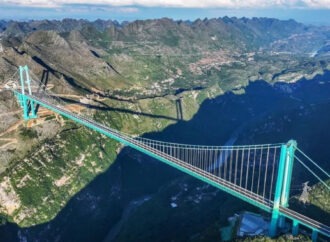Η γέφυρα-κολοσσός στο Huajiang Grand Canyon γίνεται το νέο κορυφαίο τουριστικό αξιοθέατο