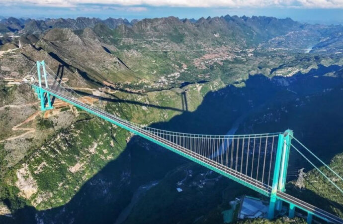 Η γέφυρα-κολοσσός στο Huajiang Grand Canyon γίνεται το νέο κορυφαίο τουριστικό αξιοθέατο